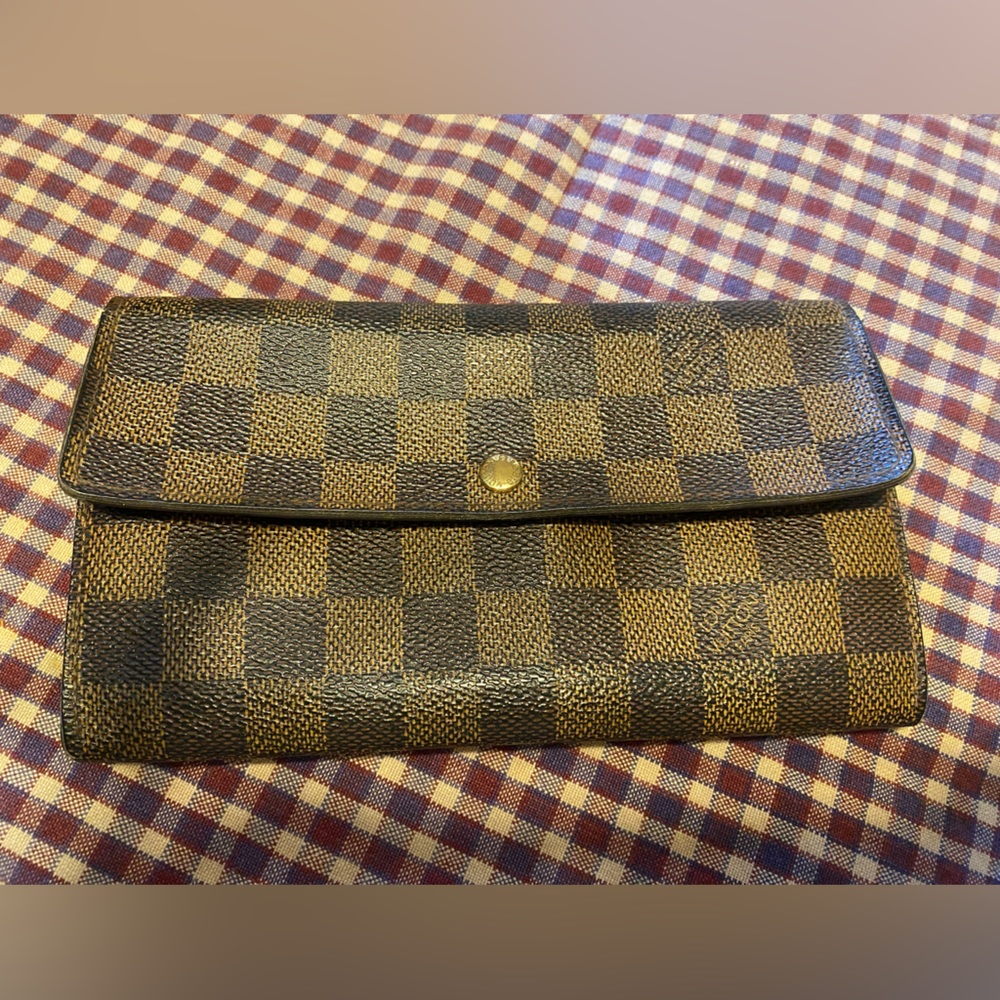 EUC Louis Vuitton Damier Sara wallet.